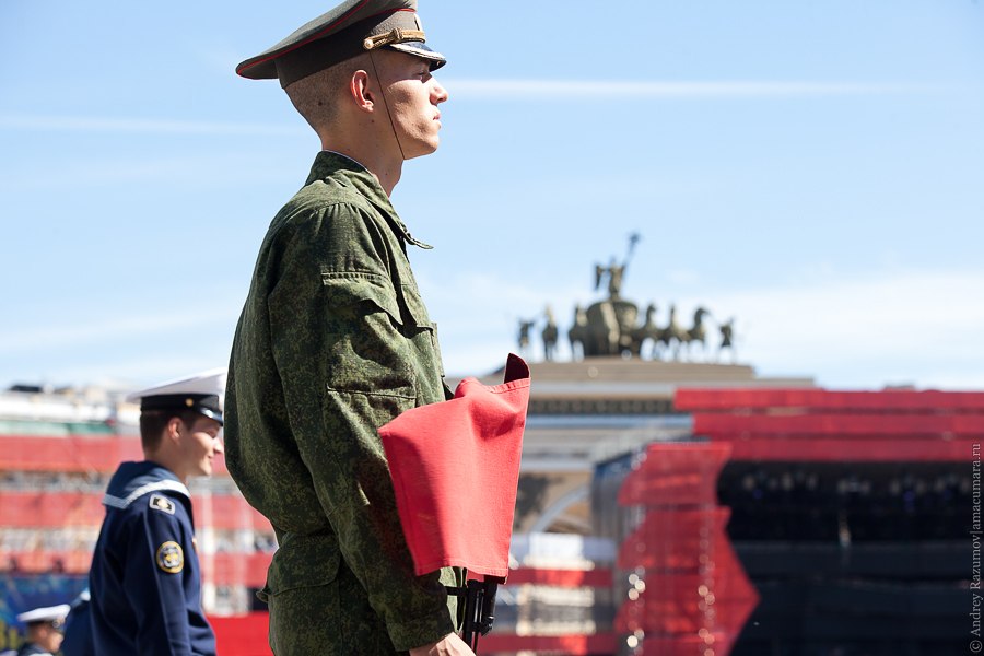 военные и кадеты на дворцовой площади